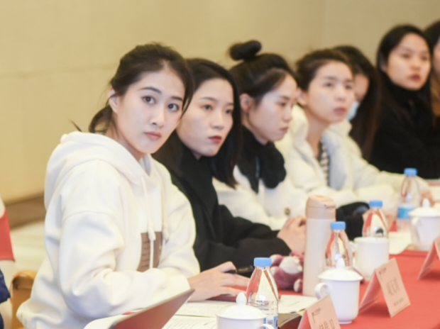新闻发布会采访