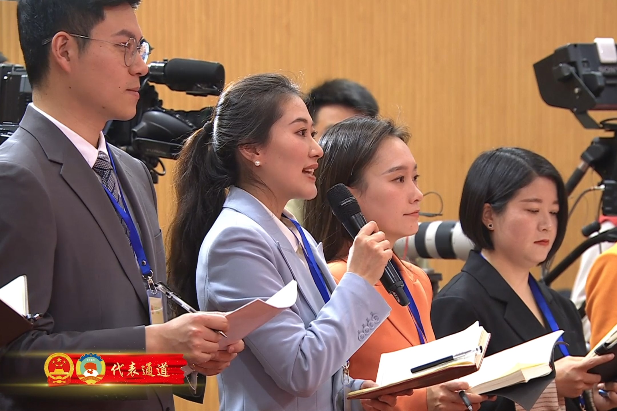 湖州市两会代表委员通道